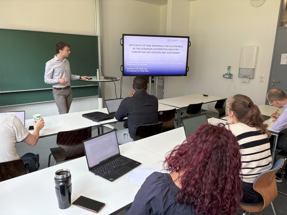 Daniele Perossa bei der Vorstellung seiner Doktorarbeit