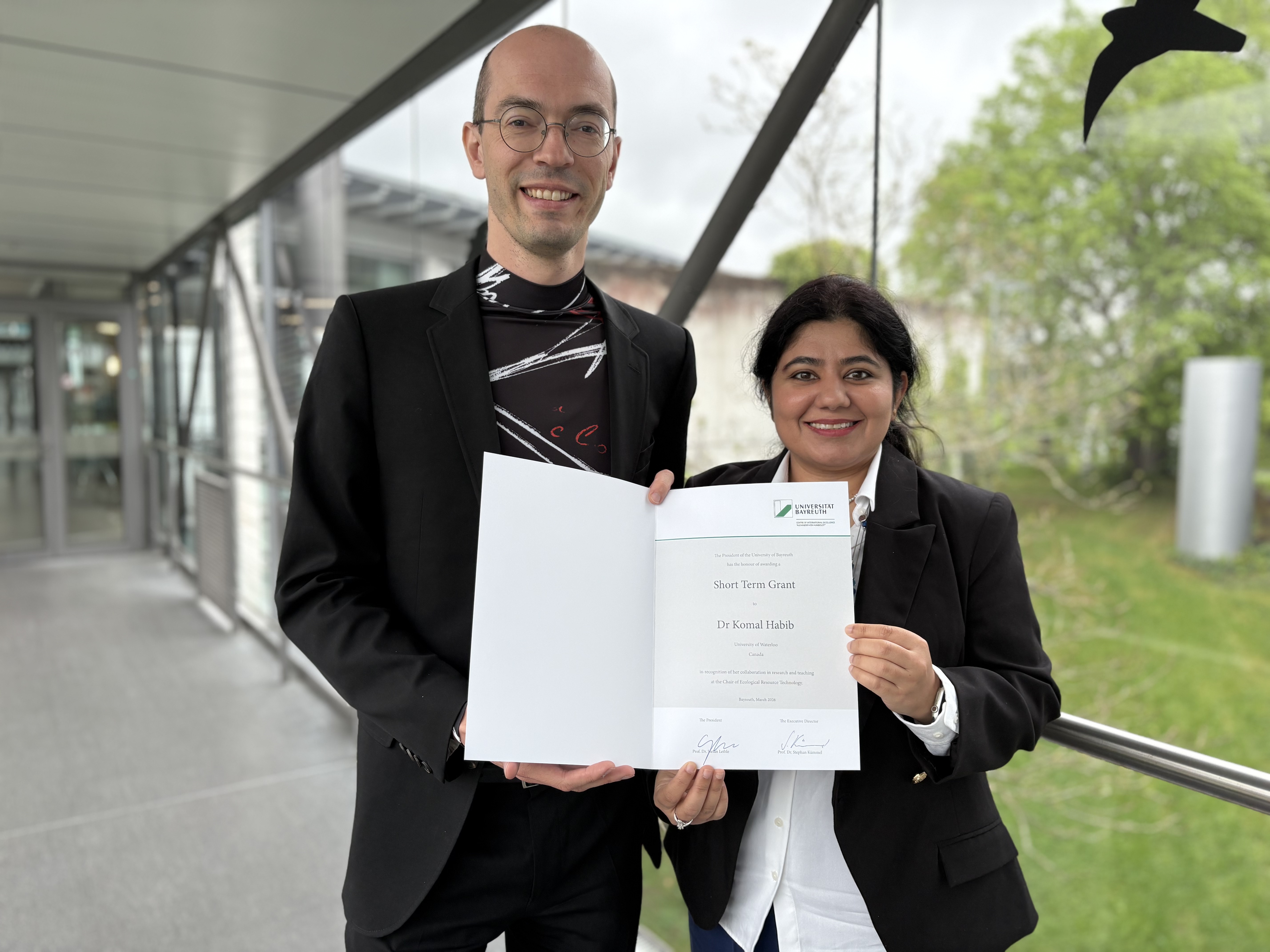 Komal Habib erhält ihre Short Term Urkunde von Prof. Helbig