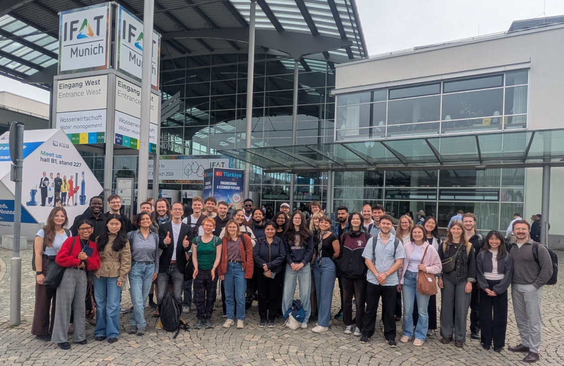 Studierendengruppe auf dem Messegelände München