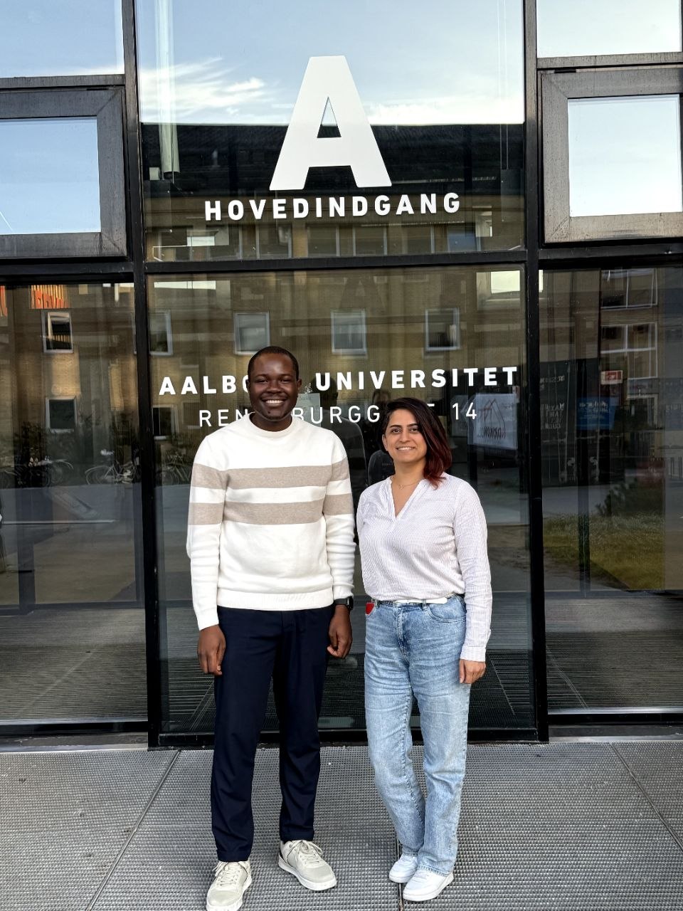Babatunde Omojola und Afsoon Mansouri Aski vor der Universität Aalborg bei der Summer School 2026