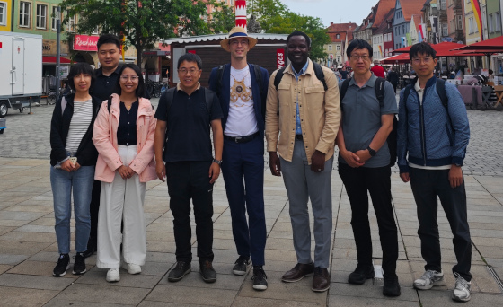 Prof. Helbig (mitte) mit der chinesichen Delegation am Bayreuther Marktplatz